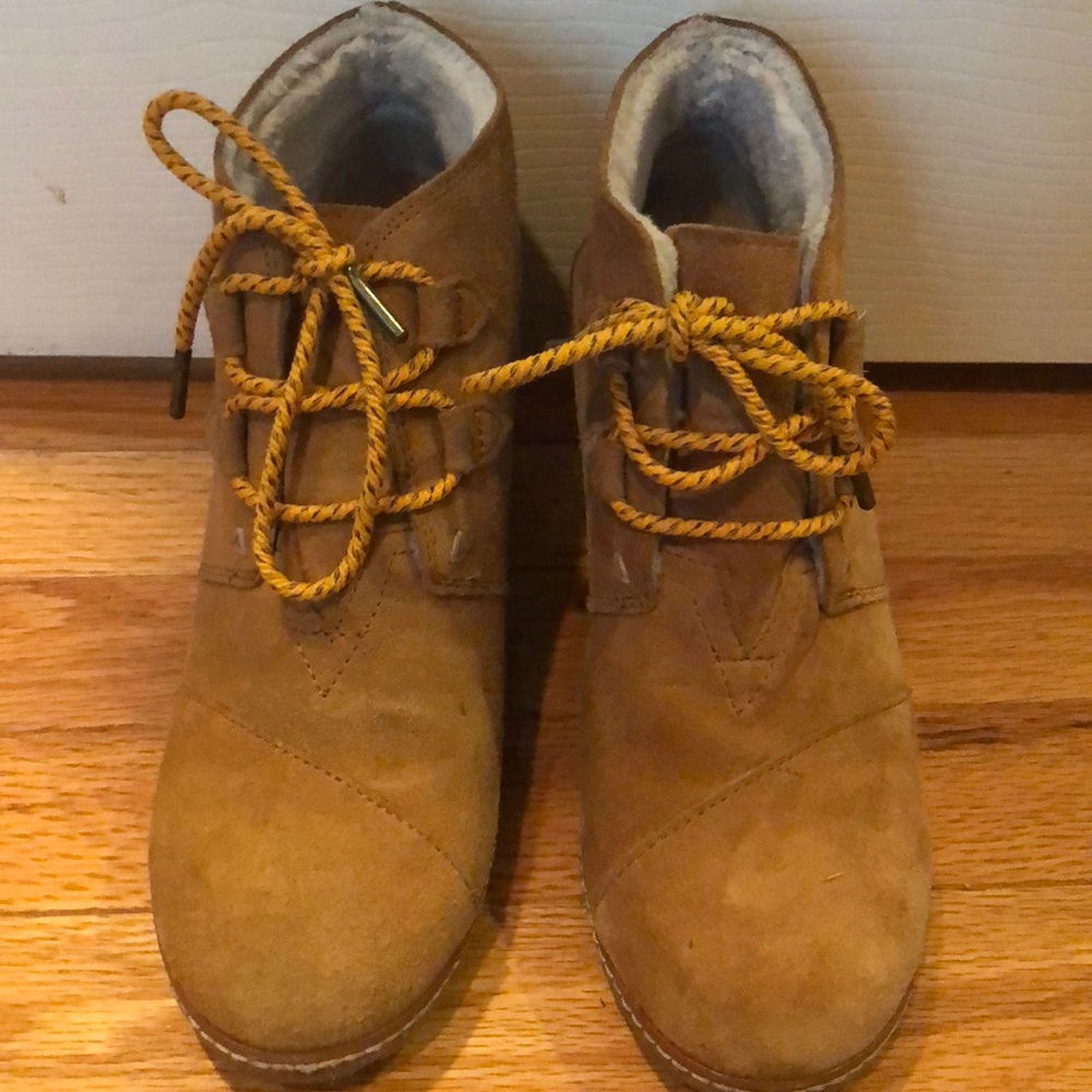 TOMS lace up ankle boots with fleece lining